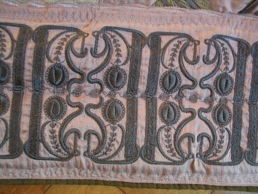 egyptian-hieroglyphics-embroidery-stitchout-detail