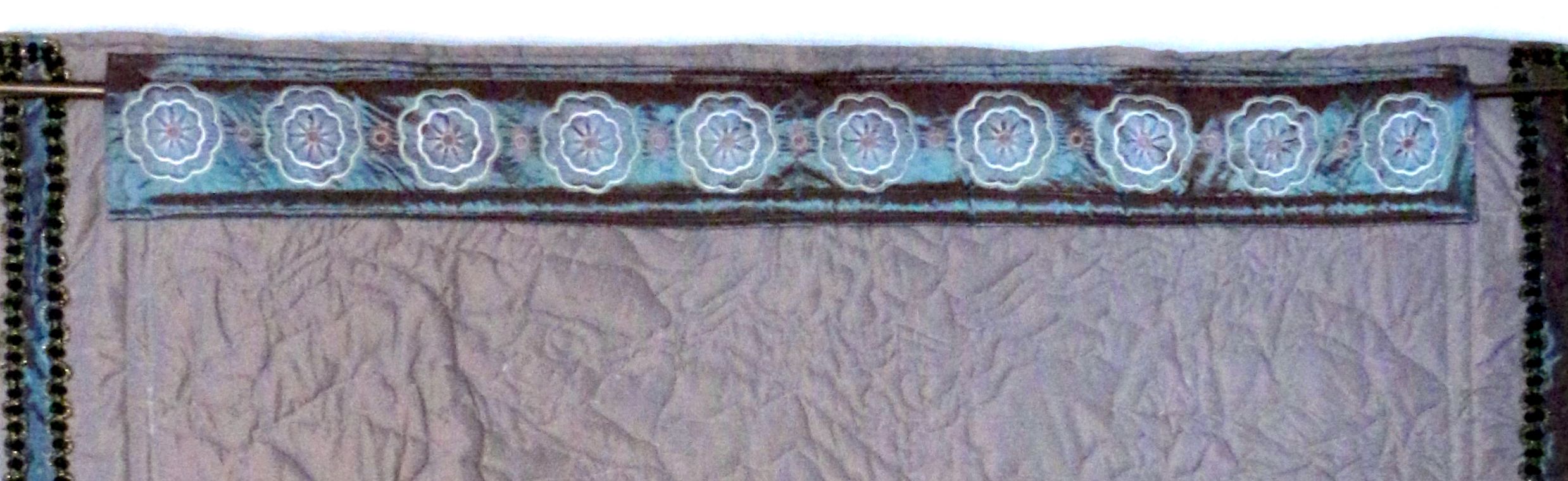 quilt-hanging-sleeve-border-embroidery